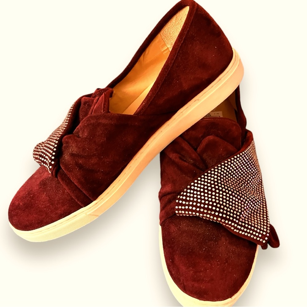 NWT Vince Camuto Burgundy suede w/Silver Studs detail Sandals - 12w